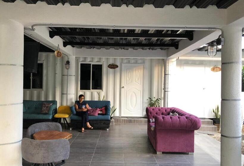 پانسیون Hostal Bon Hábitat