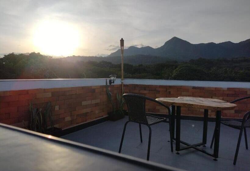 پانسیون Hostal Bon Hábitat