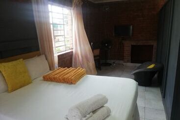 تختخواب و صبحانه Savanna Guest House