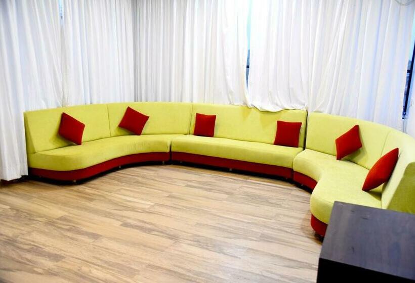 Отель Vedaa Holidays Resort
