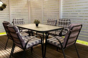 پانسیون Cozy And Spacious Studio With Sunny Deck