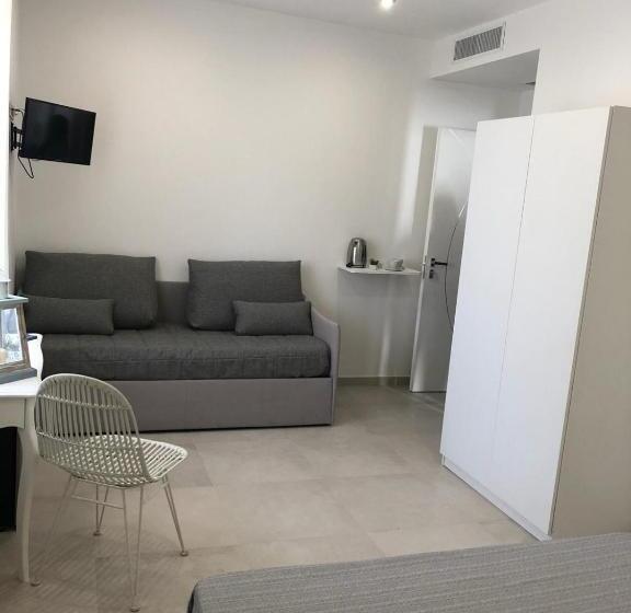 Пансион Accanto A Te Charme Rooms