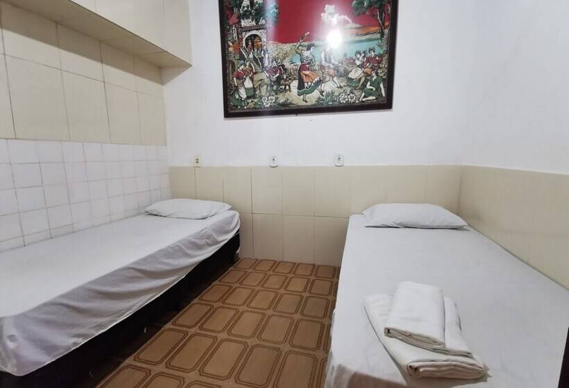 تختخواب و صبحانه Sos Hostel