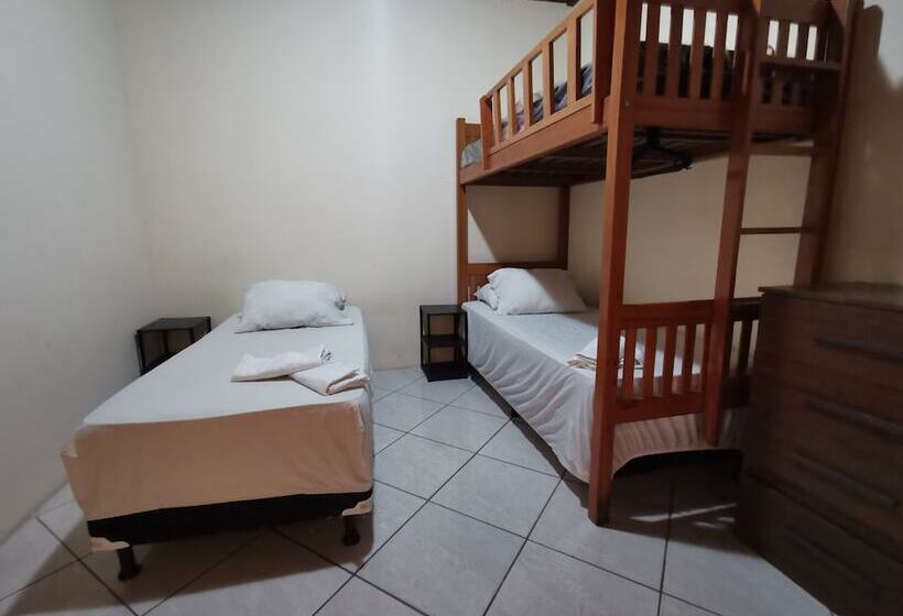 تختخواب و صبحانه Sos Hostel