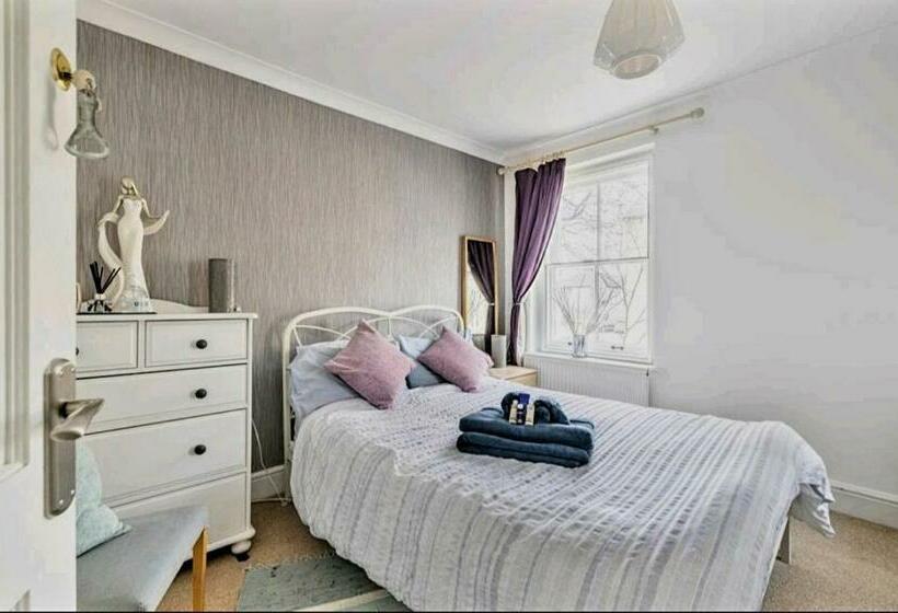 پانسیون The Mews   Less Than 1km To City Centre   Stadium   Castle   10 Min Walk