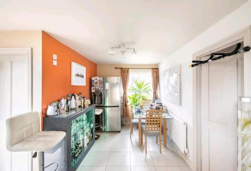 پانسیون The Mews   Less Than 1km To City Centre   Stadium   Castle   10 Min Walk