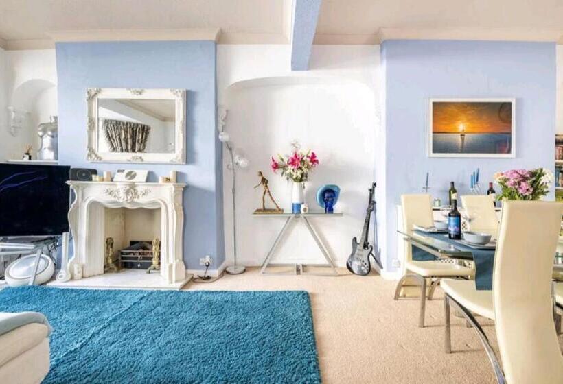پانسیون The Mews   Less Than 1km To City Centre   Stadium   Castle   10 Min Walk