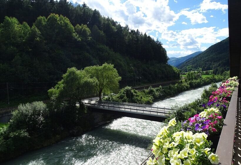 River Hotel Post