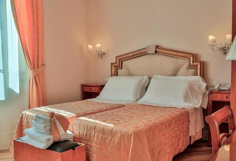 تختخواب و صبحانه Lucca In Azzurro Maison De Charme