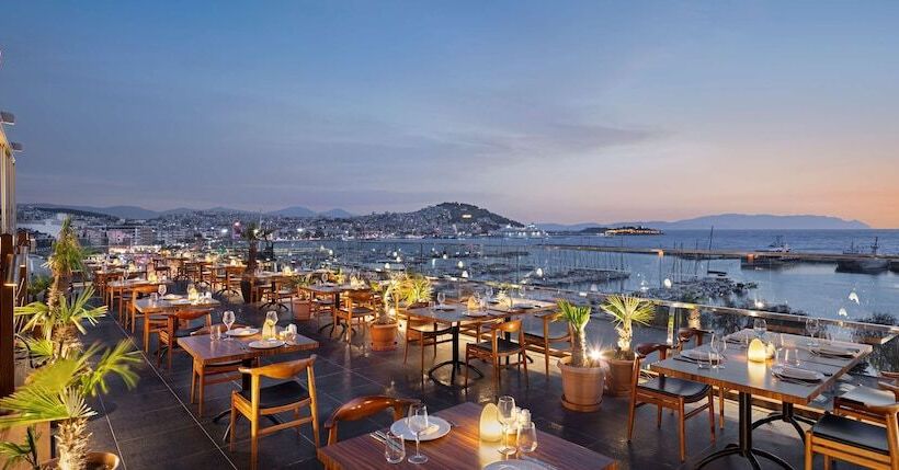 هتل Doubletree By Hilton  Kusadasi