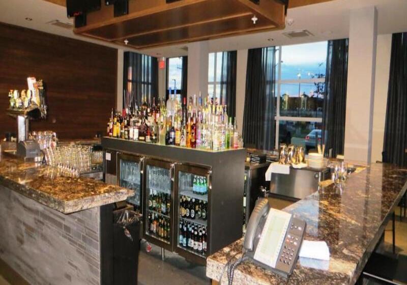 هتل Four Points By Sheraton Edmonton International Airport