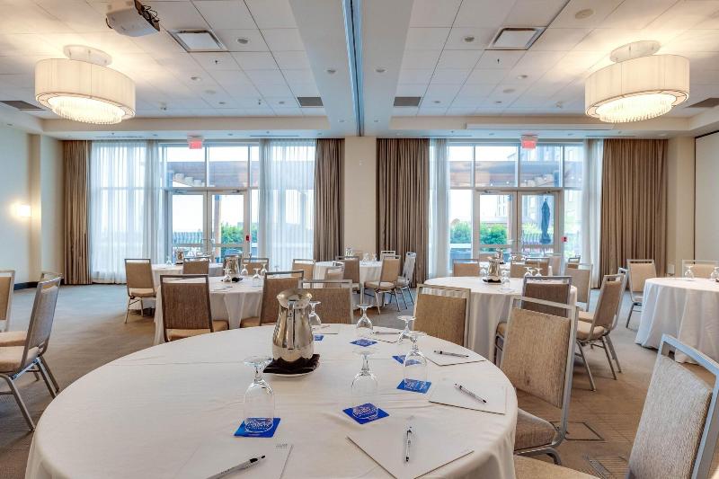 هتل Four Points By Sheraton Kelowna Airport