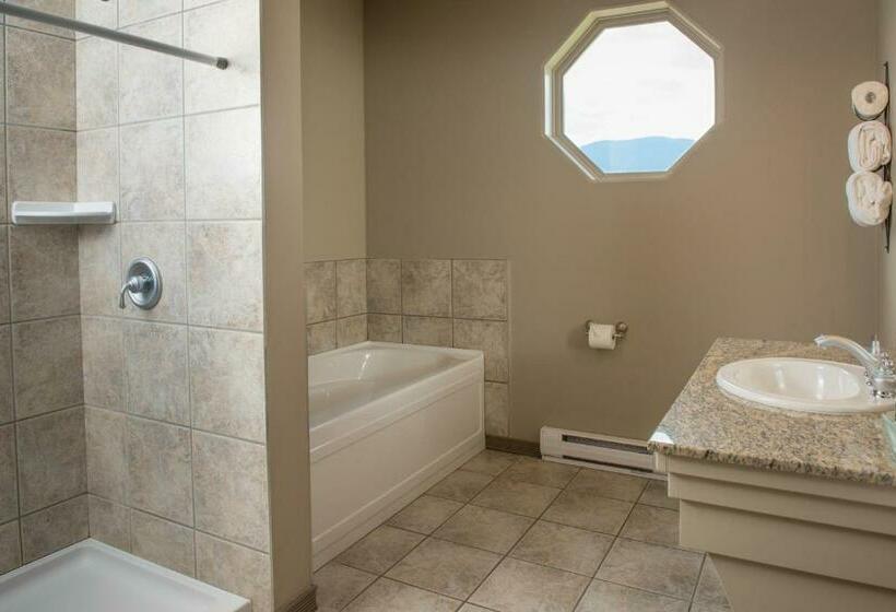 هتل Hilltop Inn  Salmon Arm