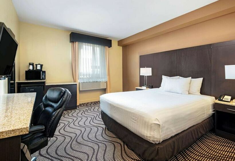 فندق La Quinta By Wyndham Oshawa