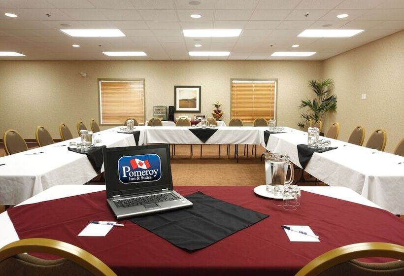 هتل Pomeroy Inn And Suites Chetwynd