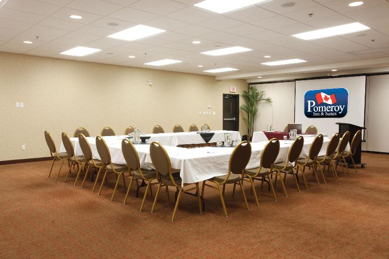 هتل Pomeroy Inn And Suites Chetwynd