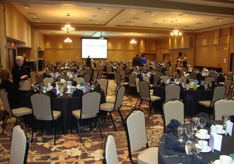 בית מלון כפרי Pomeroy Inn & Suites At Olds