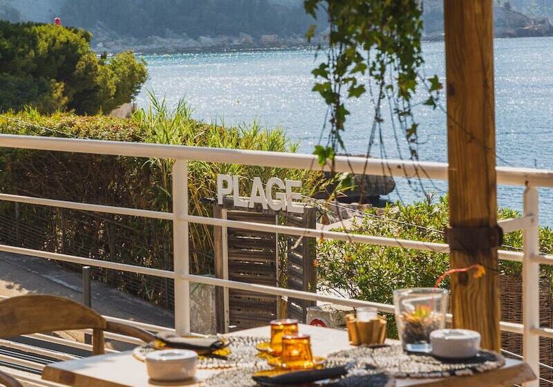 هتل De La Plage   Mahogany