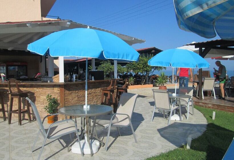 هتل Ninos On The Beach