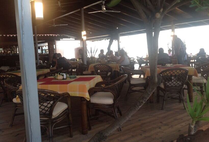 هتل Ninos On The Beach