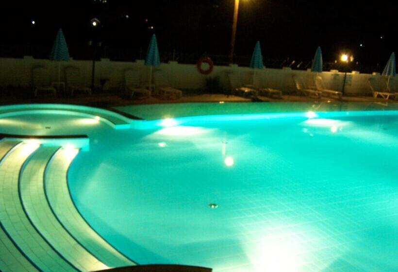 هتل Ninos On The Beach
