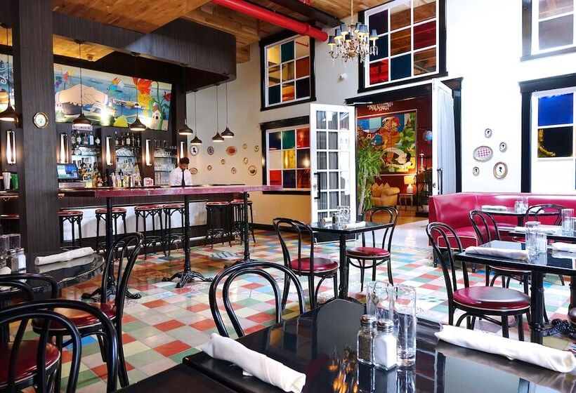 فندق The Box House