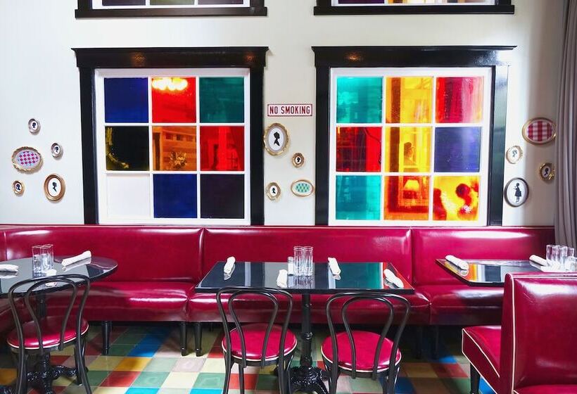 فندق The Box House