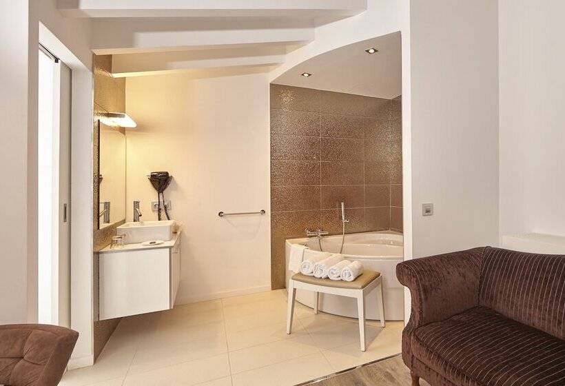Bennoc Petit Hotel   Only Adults