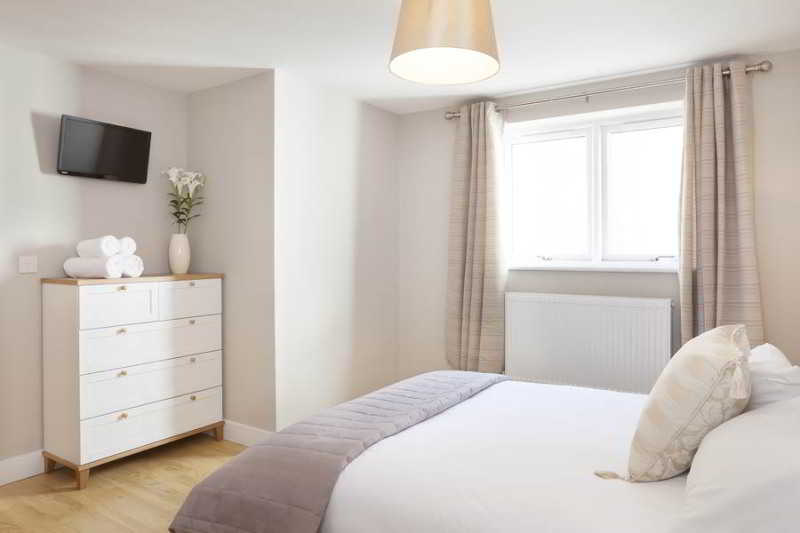 هتل Saracens Courtyard Apartments