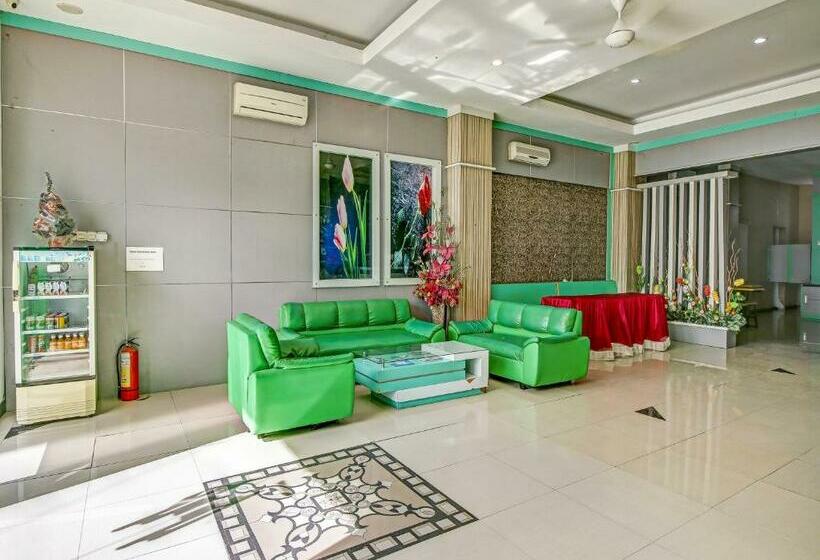 ホテル Reddoorz At Jalan Emmy Saelan Palu