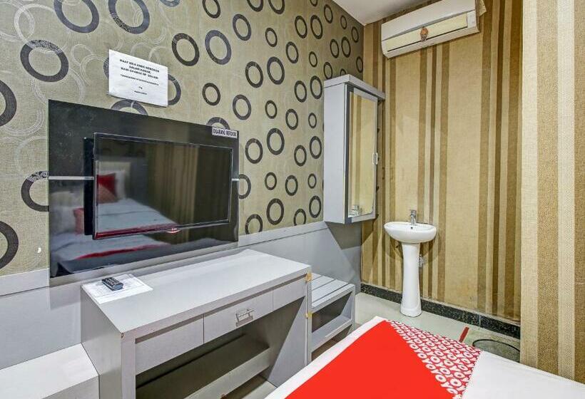 ホテル Reddoorz At Jalan Emmy Saelan Palu