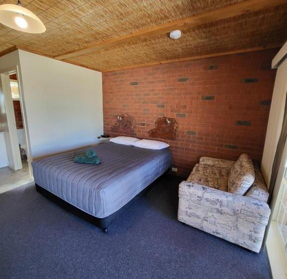 Foundry Palms Motel