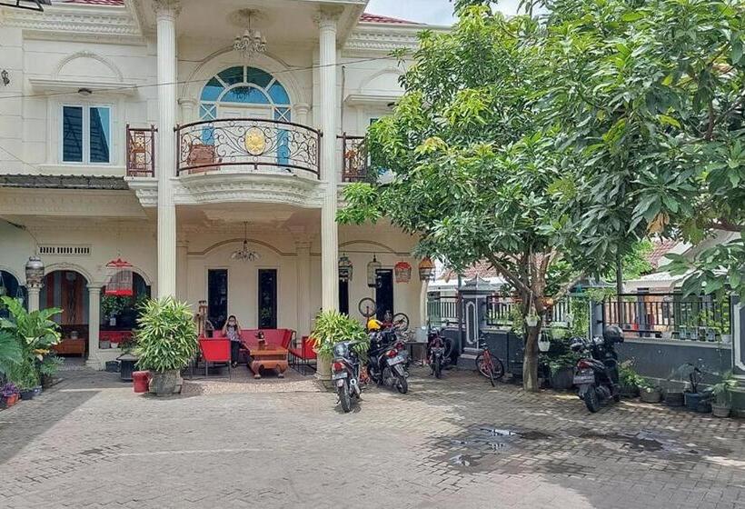 Отель Icha Homestay Near Terminal Purabaya Madiun