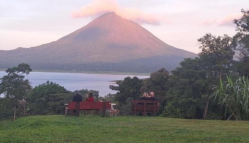 تختخواب و صبحانه Sunset Inn