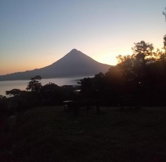 تختخواب و صبحانه Sunset Inn