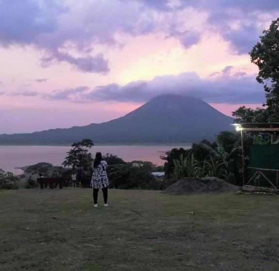 تختخواب و صبحانه Sunset Inn