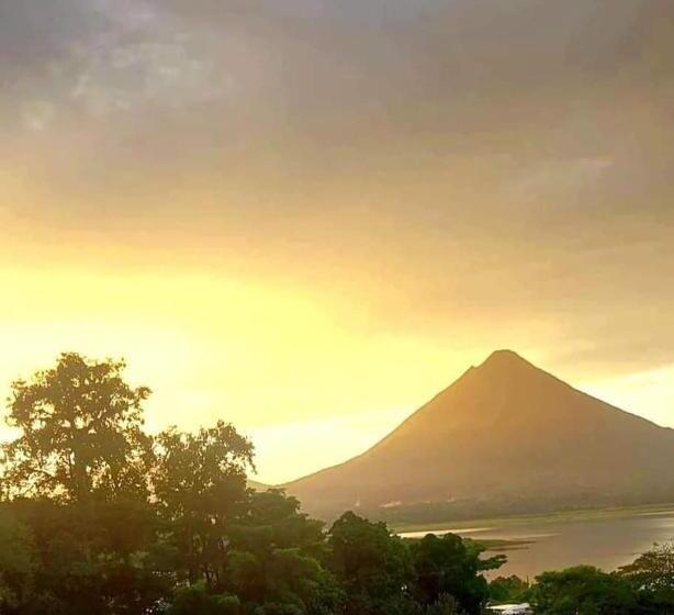تختخواب و صبحانه Sunset Inn
