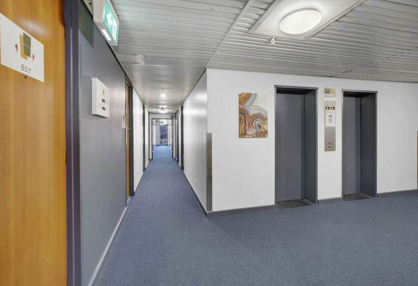 هتل Canberra Accommodation Centre