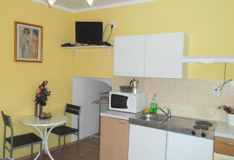 فندق Apartment Biro Kestenovi