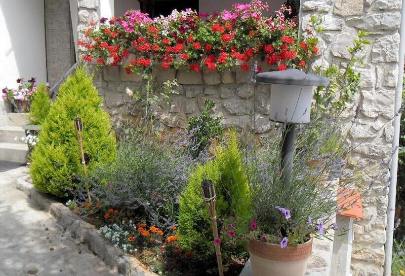 فندق Apartment Biro Kestenovi