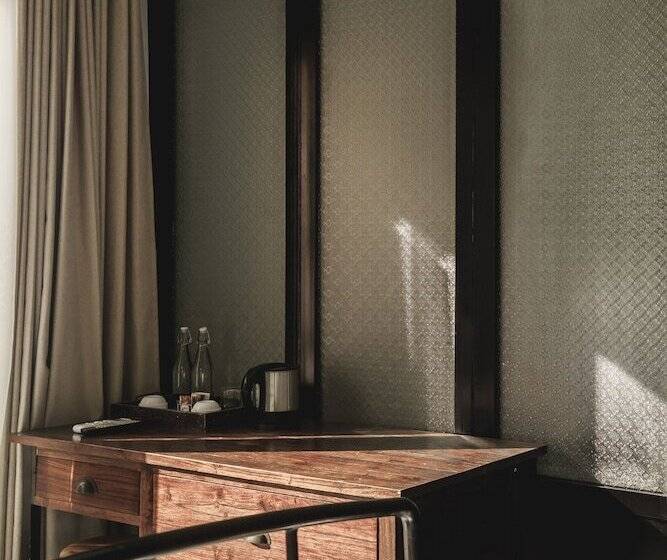 هتل Brown Feather