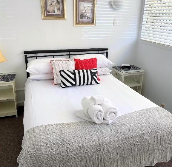 هتل Canberra Short Term & Holiday Accommodation