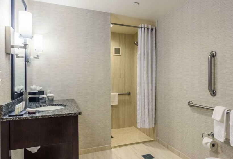 호텔 Embassy Suites Elizabeth Newark Airport