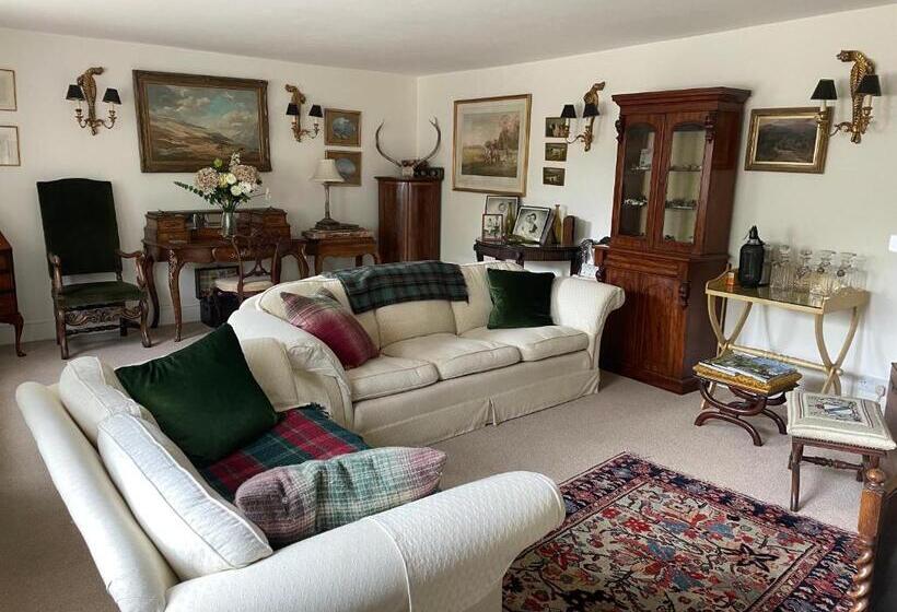 تختخواب و صبحانه Field End House Strawberry Lane Meysey Hampton