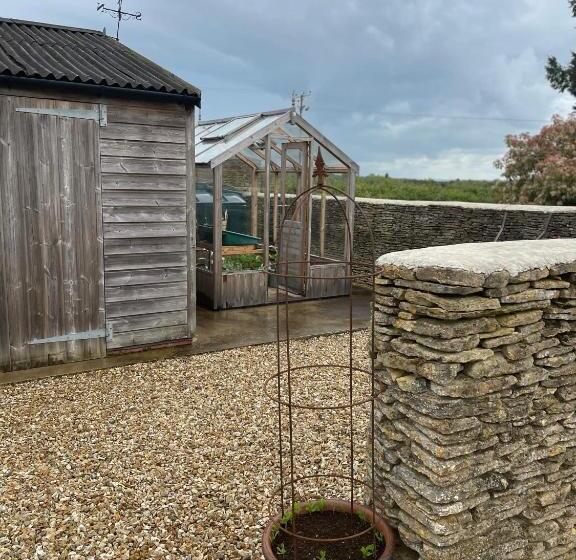 تختخواب و صبحانه Field End House Strawberry Lane Meysey Hampton