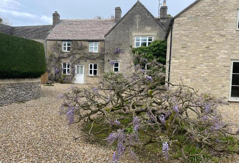 تختخواب و صبحانه Field End House Strawberry Lane Meysey Hampton
