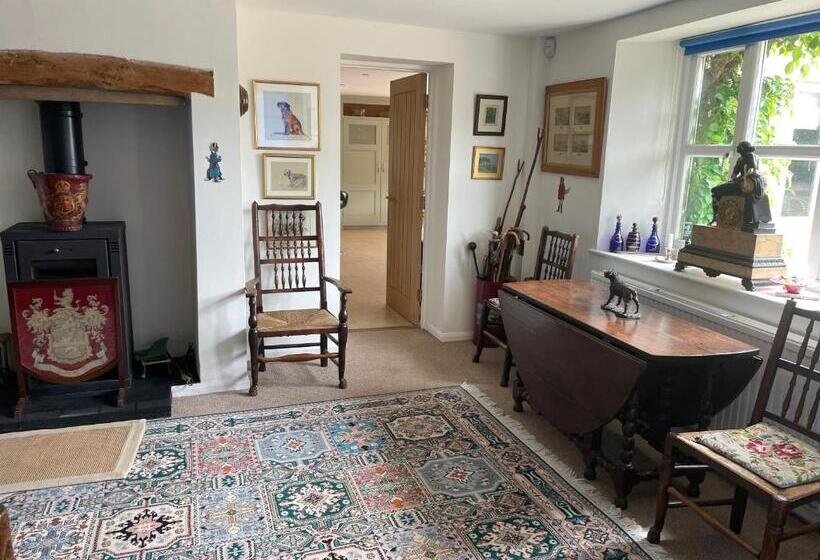تختخواب و صبحانه Field End House Strawberry Lane Meysey Hampton