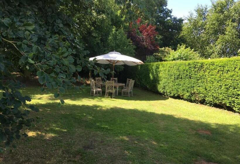 تختخواب و صبحانه Field End House Strawberry Lane Meysey Hampton