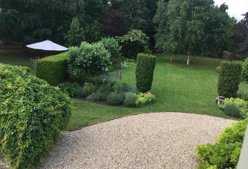 تختخواب و صبحانه Field End House Strawberry Lane Meysey Hampton