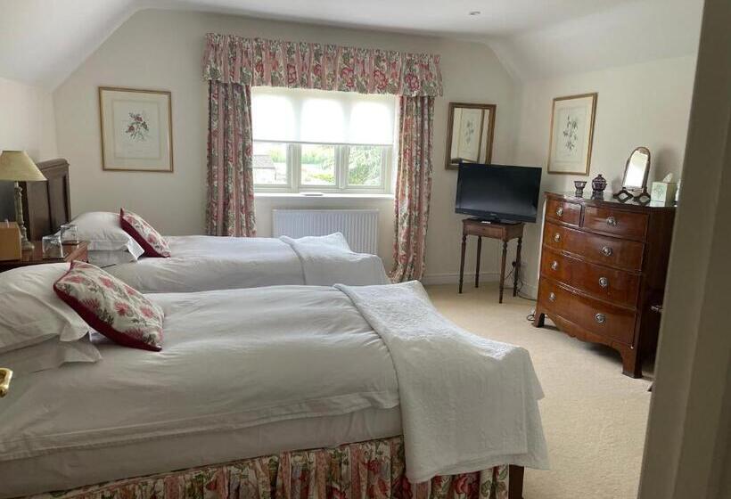 تختخواب و صبحانه Field End House Strawberry Lane Meysey Hampton